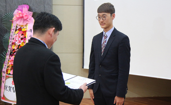 윤정훈-우수학생 수상.JPG