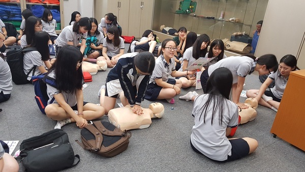 사진1_중앙여고(응급구조과 심폐소생술).jpg