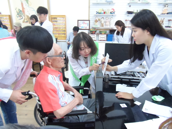 봉사활동3(시력검사).JPG