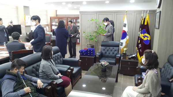 200323 교직원 근속포상 보도사진.jpg